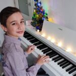 Dominik – klavírista, zpěvák, herec